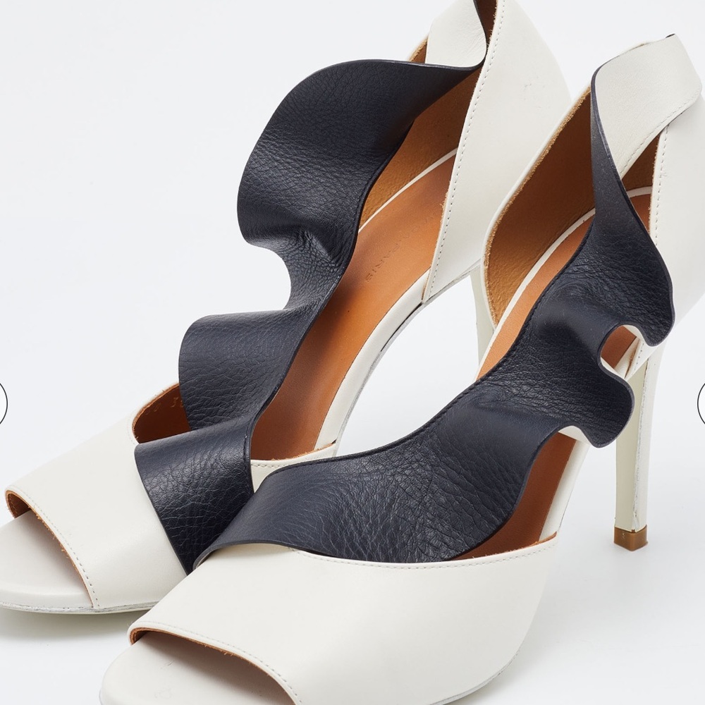 BALENCIAGA (Retail:$416) White/Black Leather Ruffle Trim D'Orsay Pumps Size 38 - Picture 2 of 9